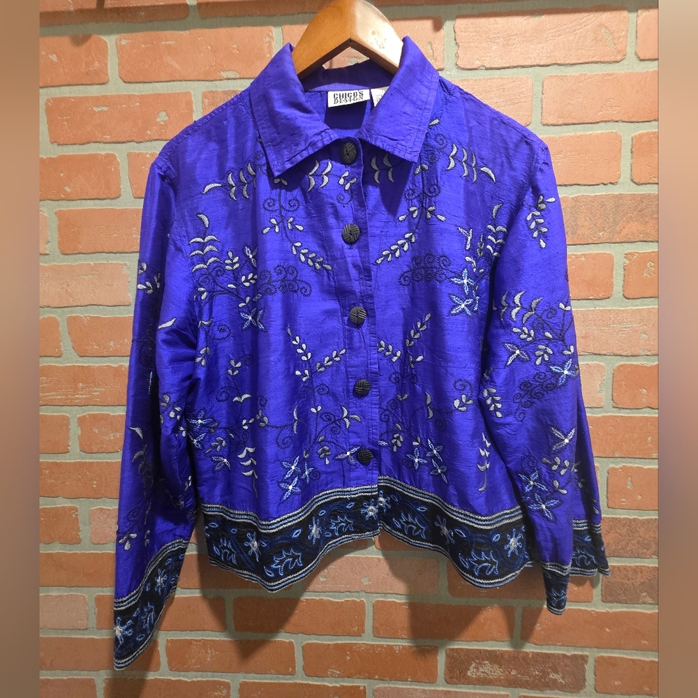 Chicos Design Embroidered‎ Purple Button-Up Shirt Silk Size 1.      Sku 93